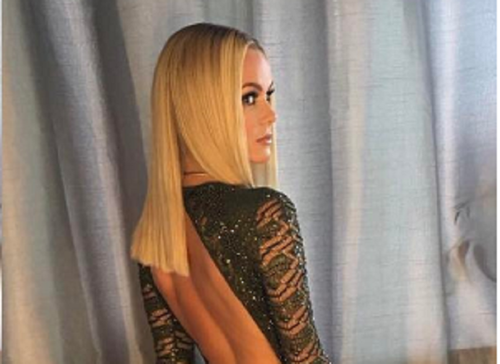 Skandal! Porodični šou vodi "gola"! (FOTO)