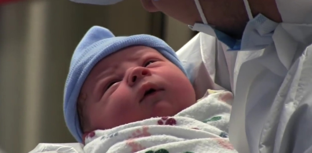 Nakon svakog porođaja, ovaj doktor radi nešto prelepo (VIDEO)
