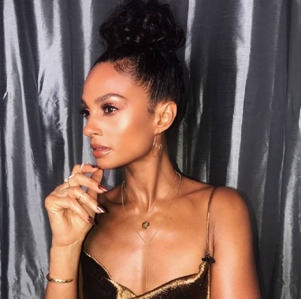 Slavna pevačica u "vagina haljini"!