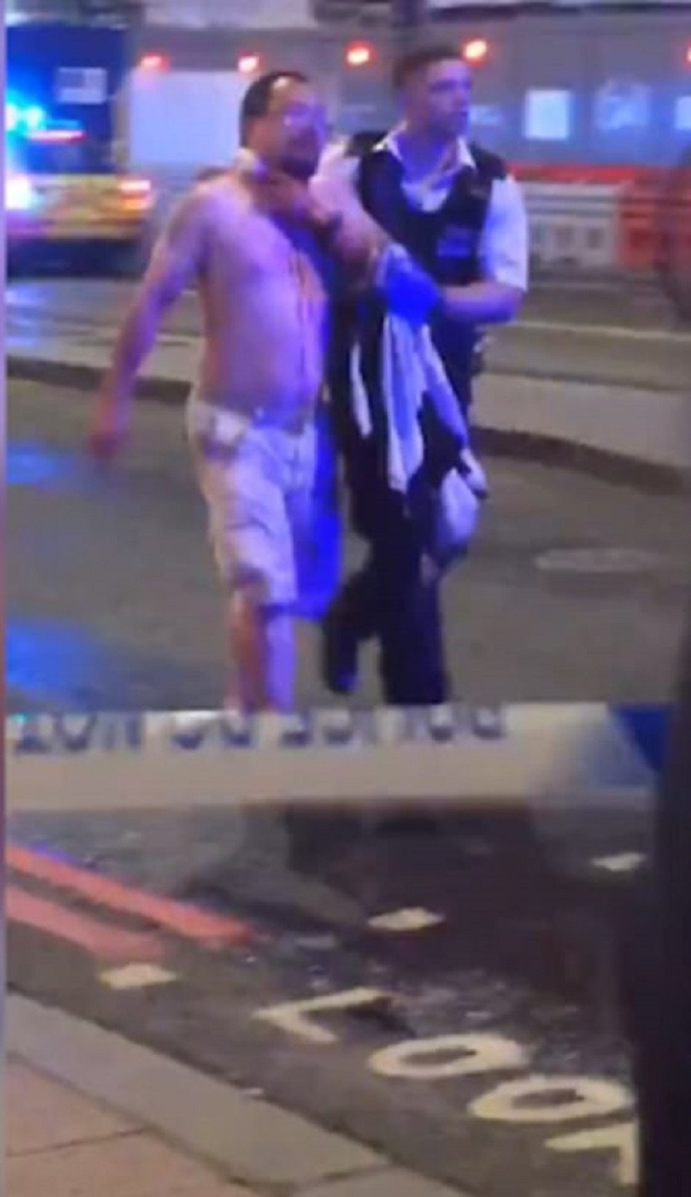 Terorista mu prerezao vrat, on nastavio da se bori!