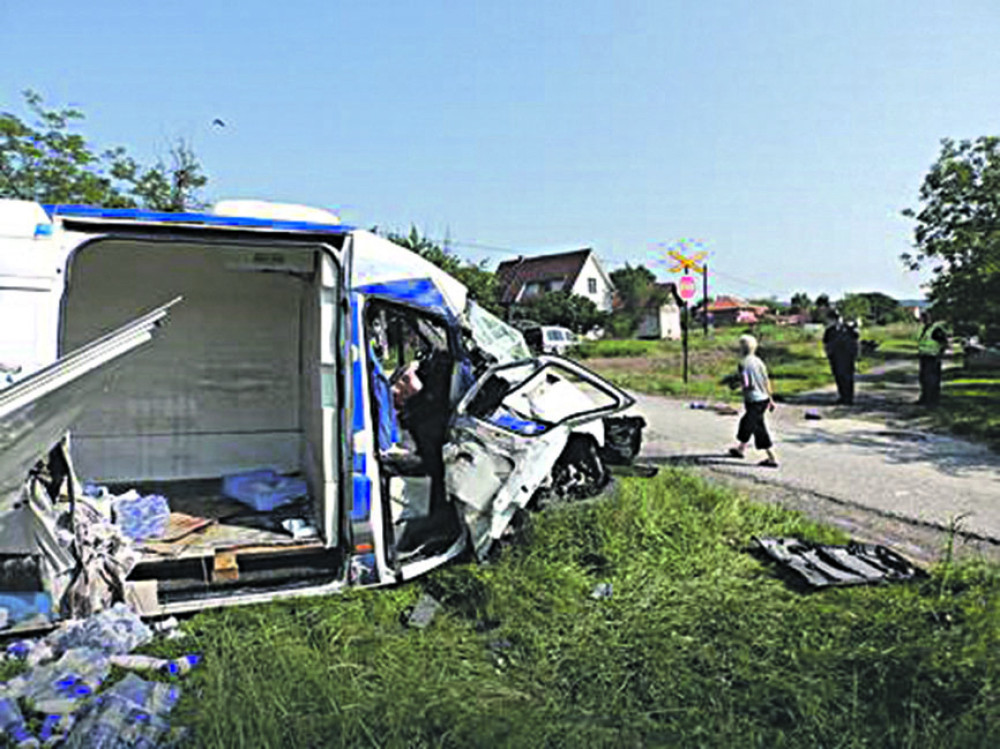 Voz smrskao kombi s mlekom