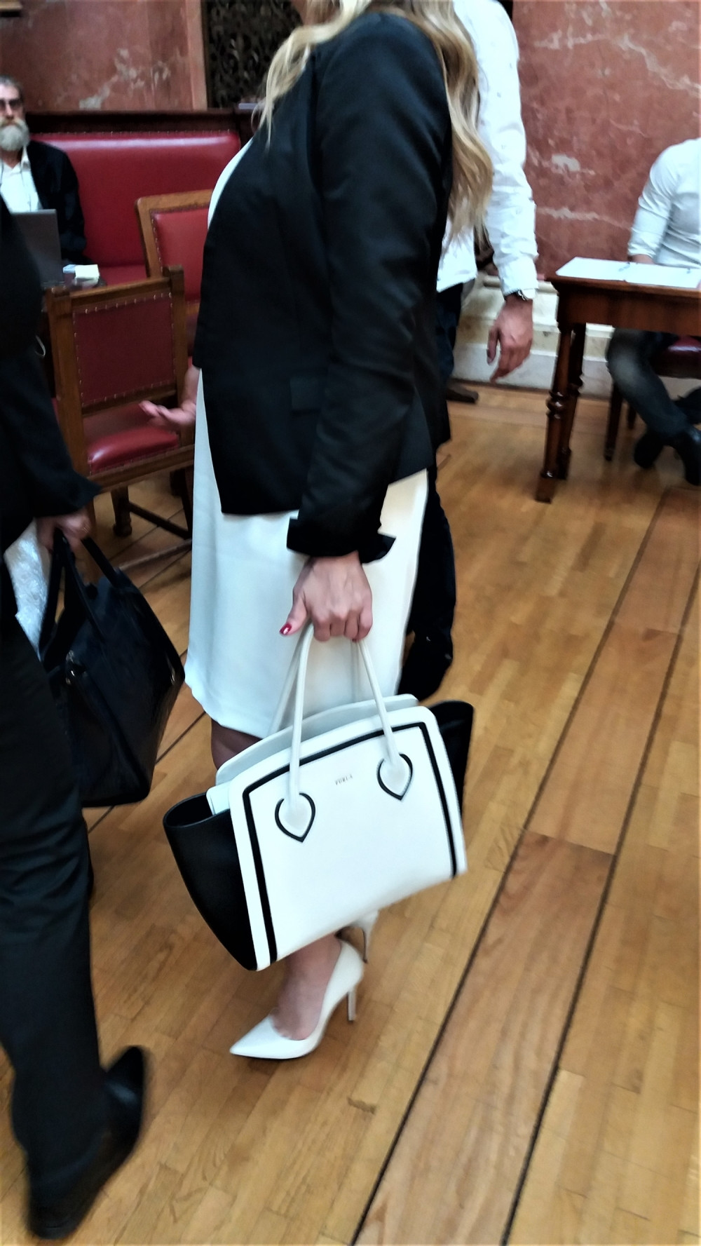 Kaća fura „Furla” torbu!