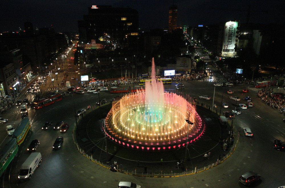 Jankovićevi prali sudove u fontani!