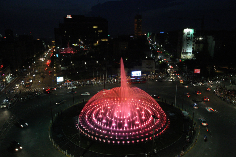 Generalna proba fontane na Slaviji uz pesme i svetlosne efekte (FOTO GALERIJA)