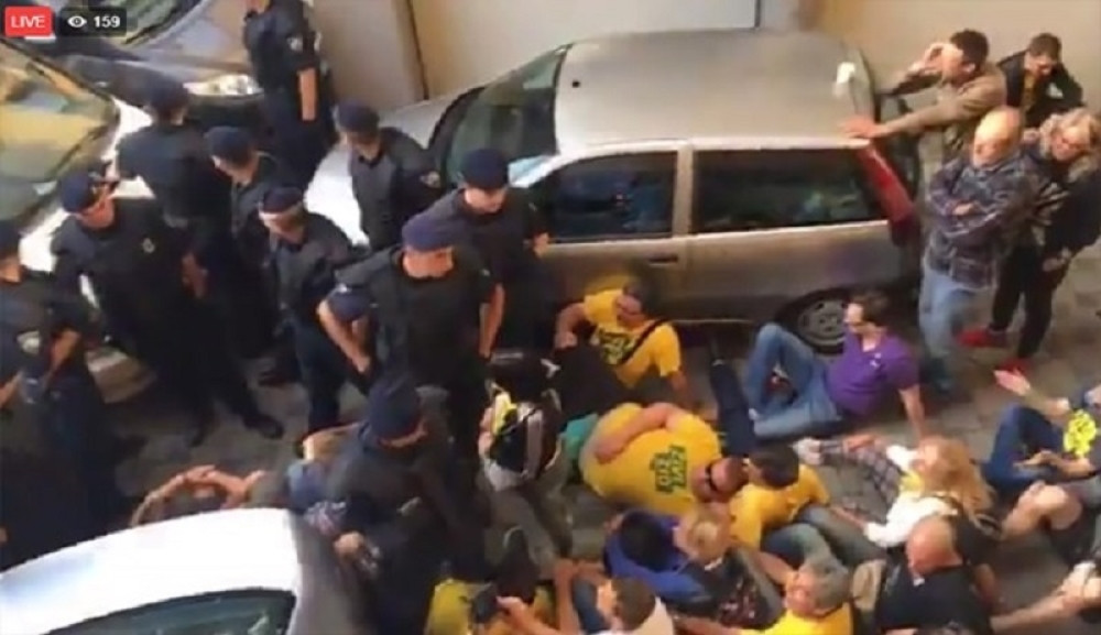 Telima i kolima štitili komšije od iseljavanja (VIDEO)