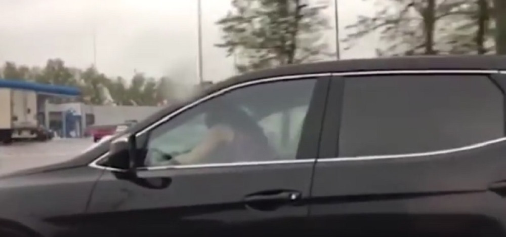 Seksao se u vožnji, ali je poštovao ograničenja brzine!