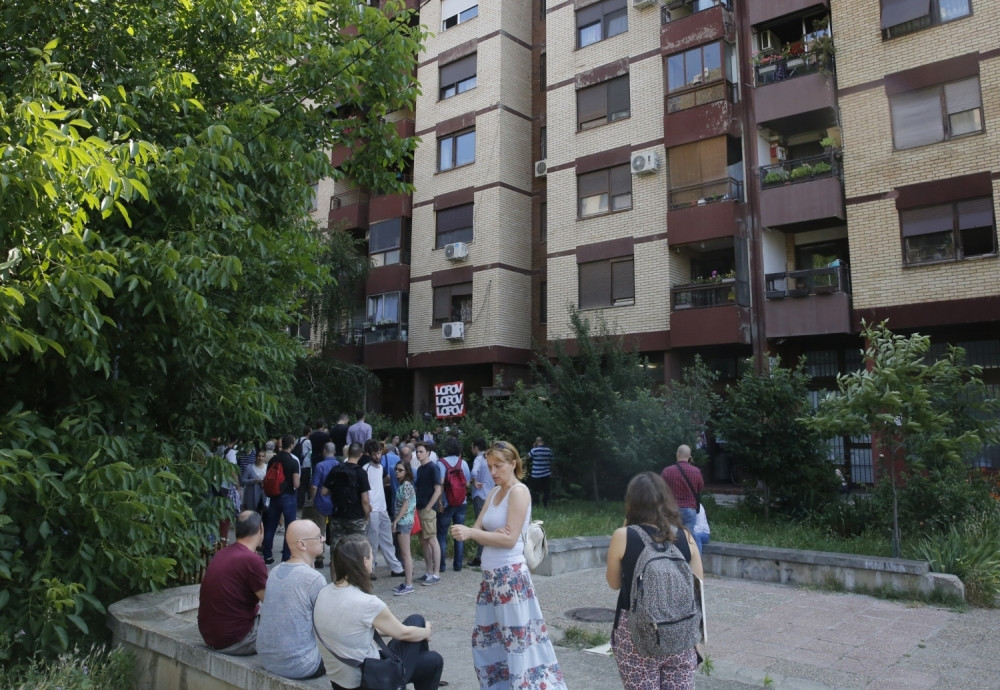 Iselili porodicu, policija blokirala zgradu