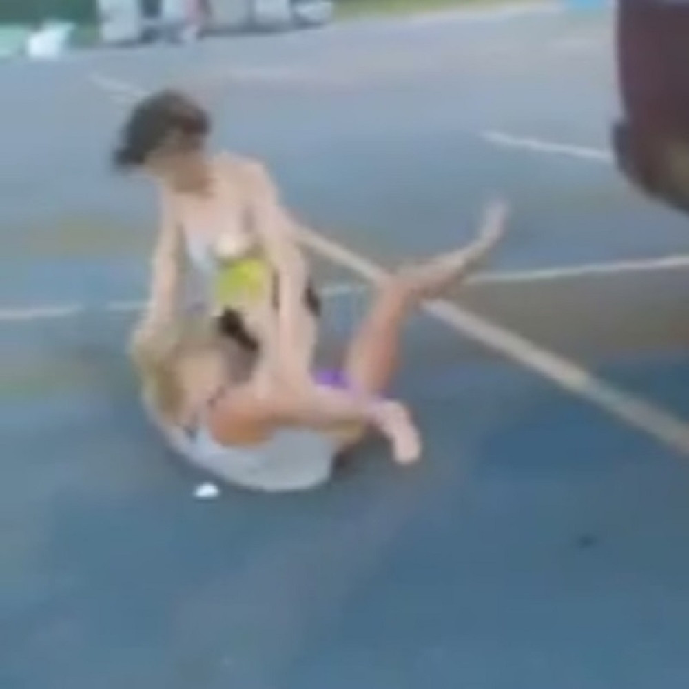 Zgroziće vas tuče ove dve polugole devojke! (VIDEO)