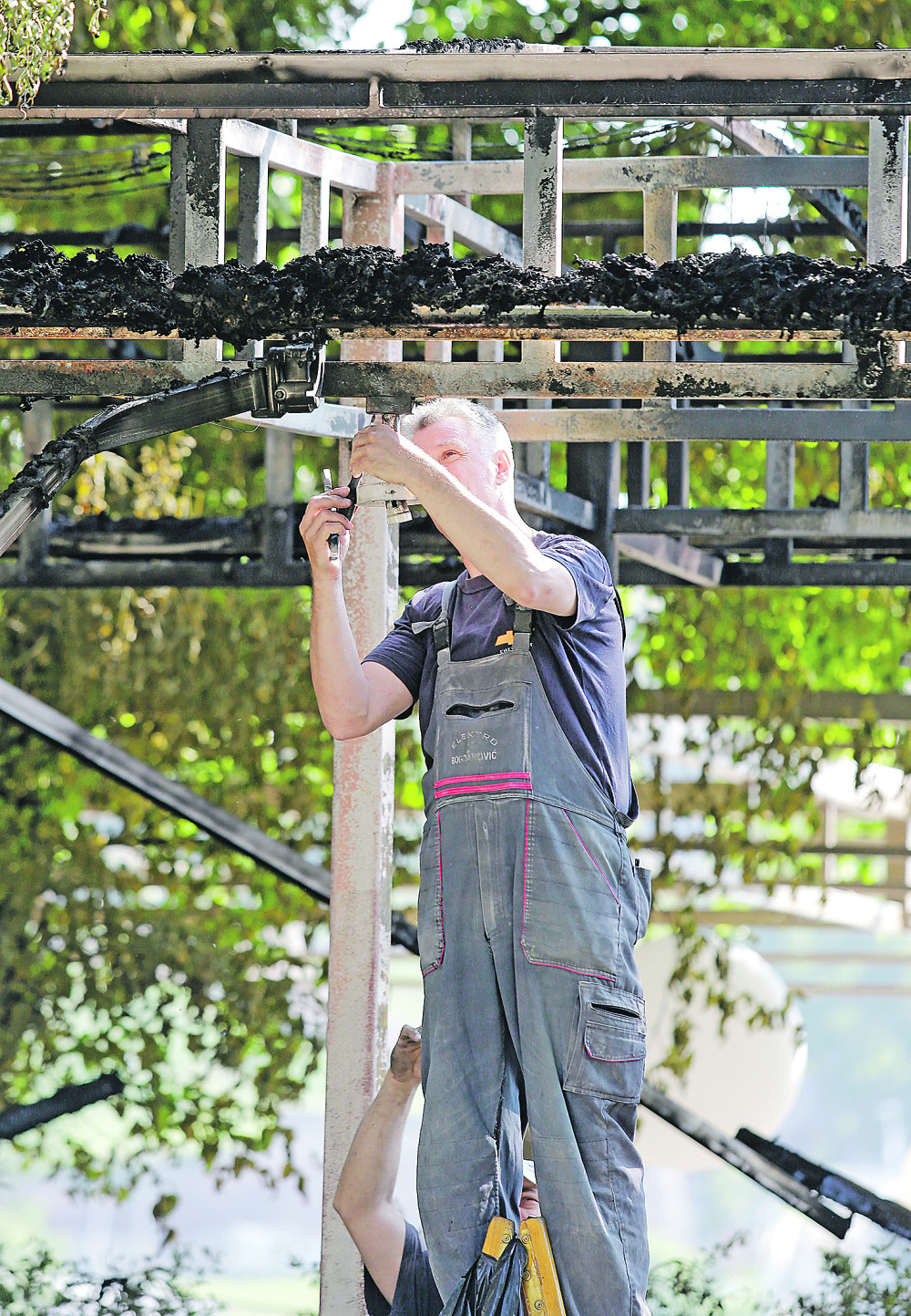 Pretukli čuvara, pa zapalili restoran