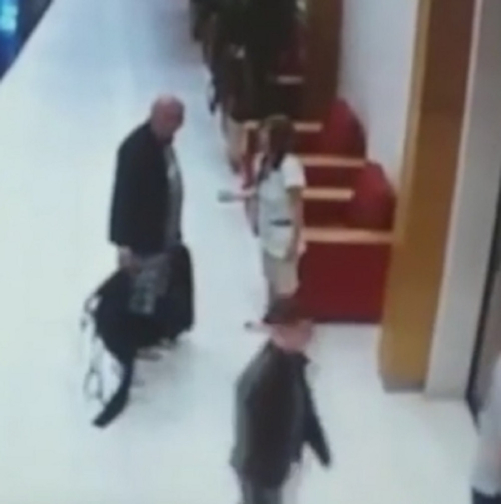 Turista nokautirao stariju ženu (UZNEMIRUJUĆI VIDEO)