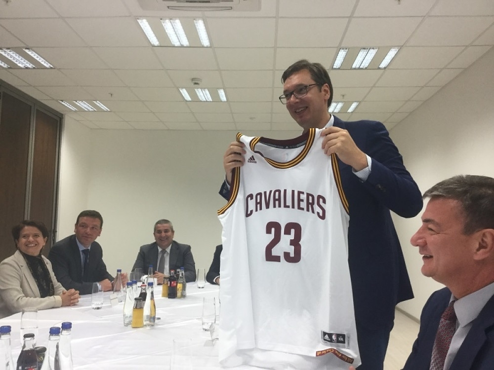 Vučić dobio na poklon dres Lebrona Džejmsa