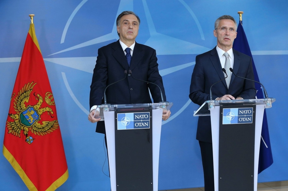 Crnogorska zastava podignuta u sedištu NATO (VIDEO)