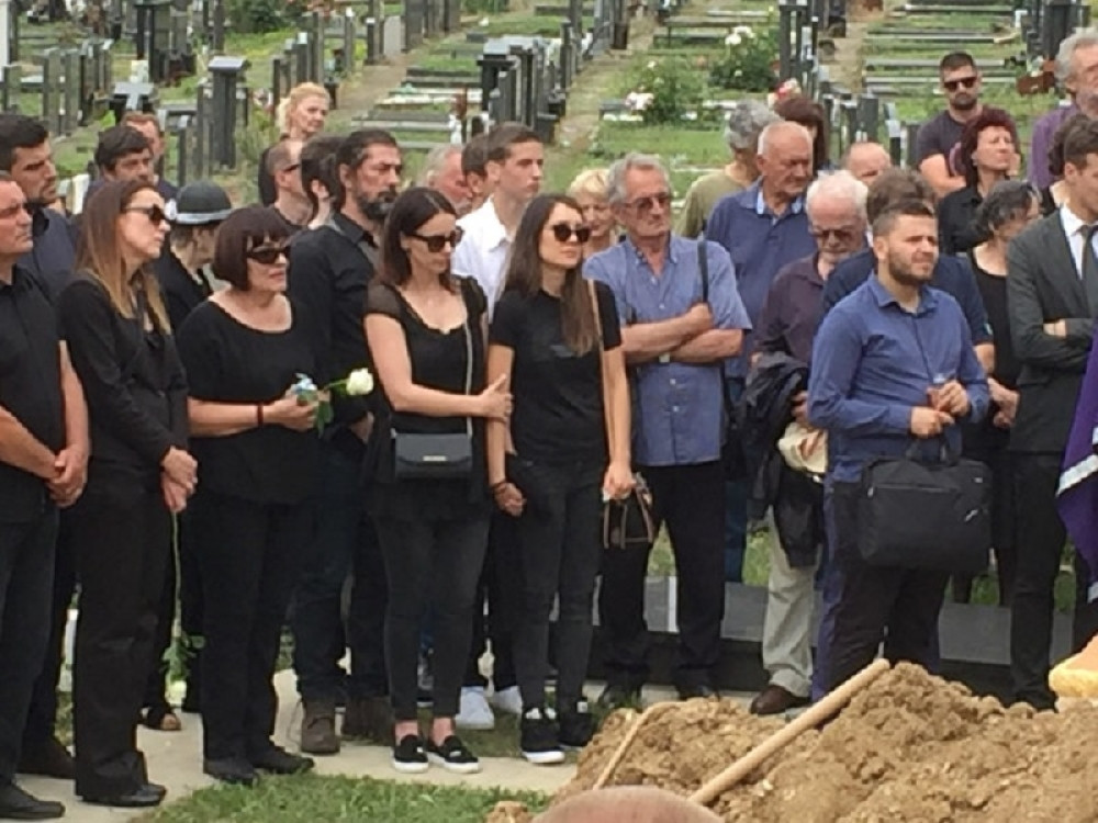 Uz ovu pesmu su sestre Mićalović ispratile oca na večni počinak (VIDEO)