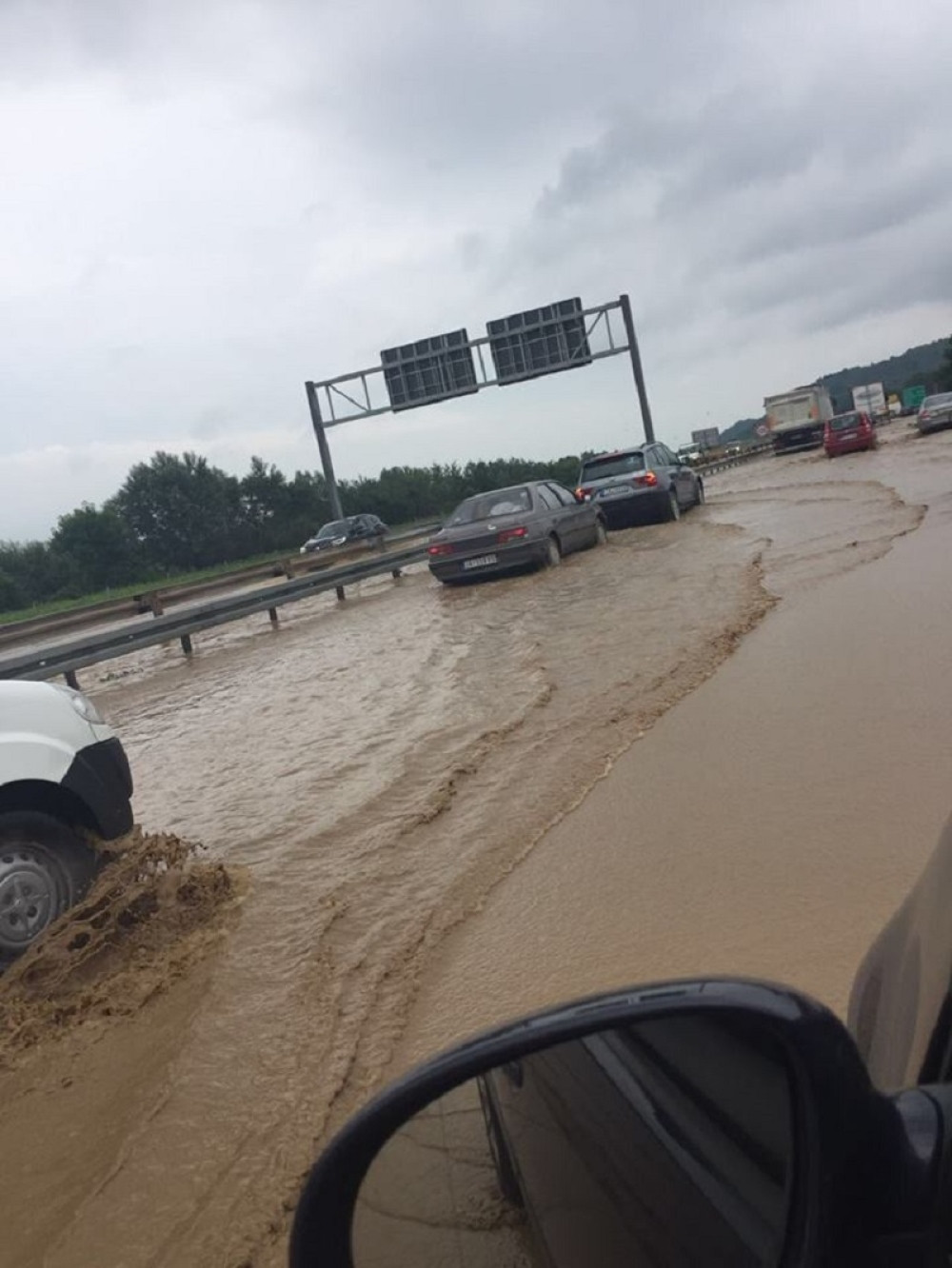 Izlila se reka na auto-put!