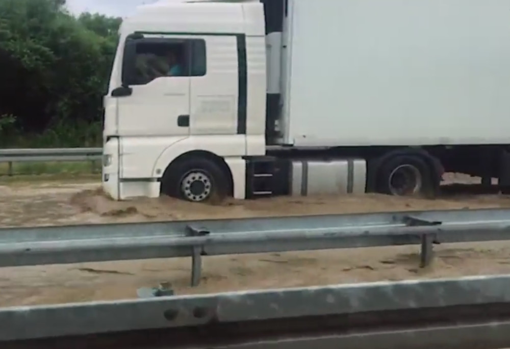 Izlila se Južna Morava kod Đunisa, kolovoz prekriven vodom