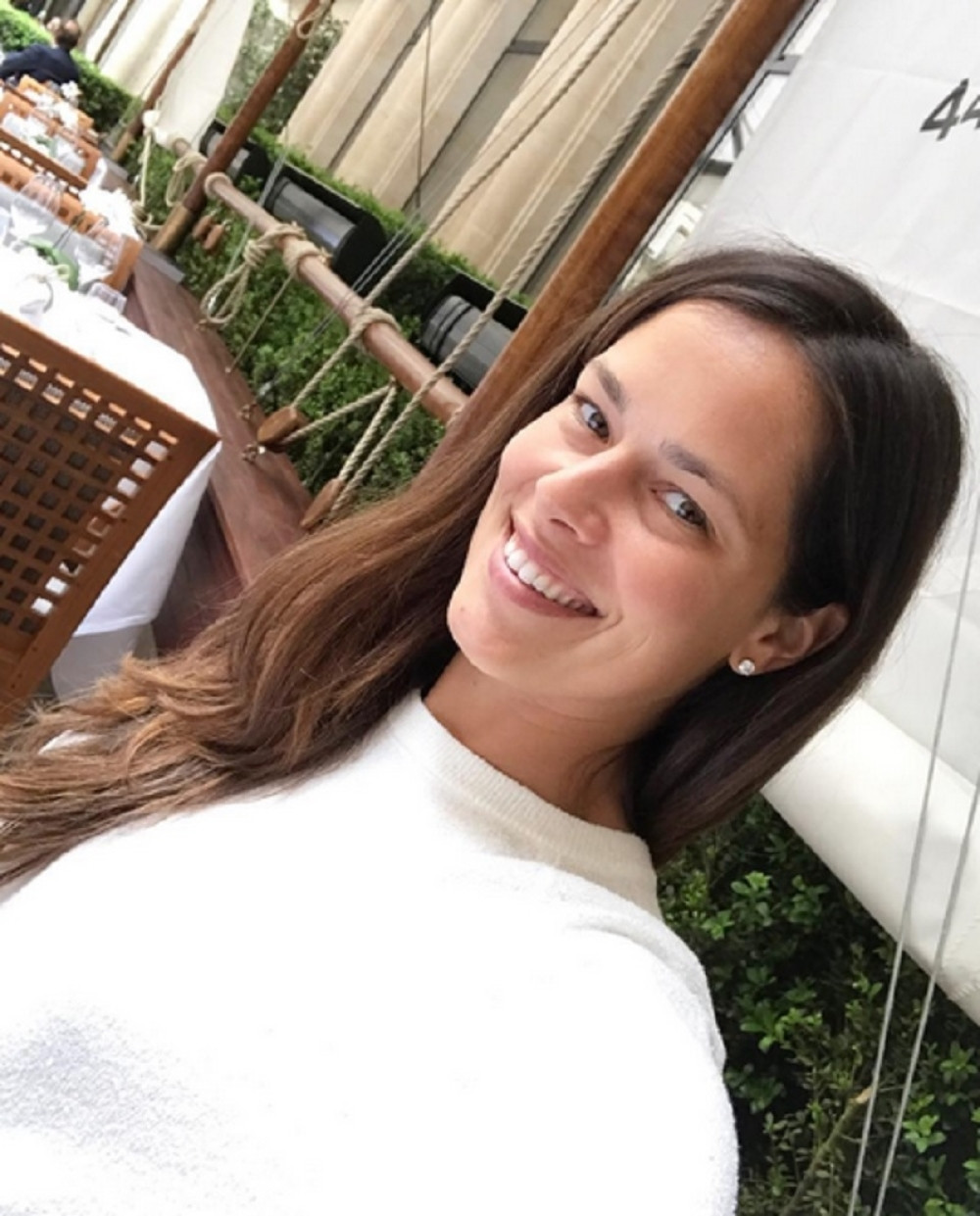 Ana u noćnom provodu, HALJINICA JE ZADIGNUTA, sevnule su GOLE NOGE na previsokim štiklama! (FOTO)