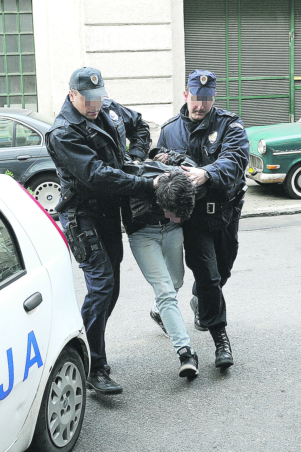 Uhvatio me je „dole” i hteo da me obori!