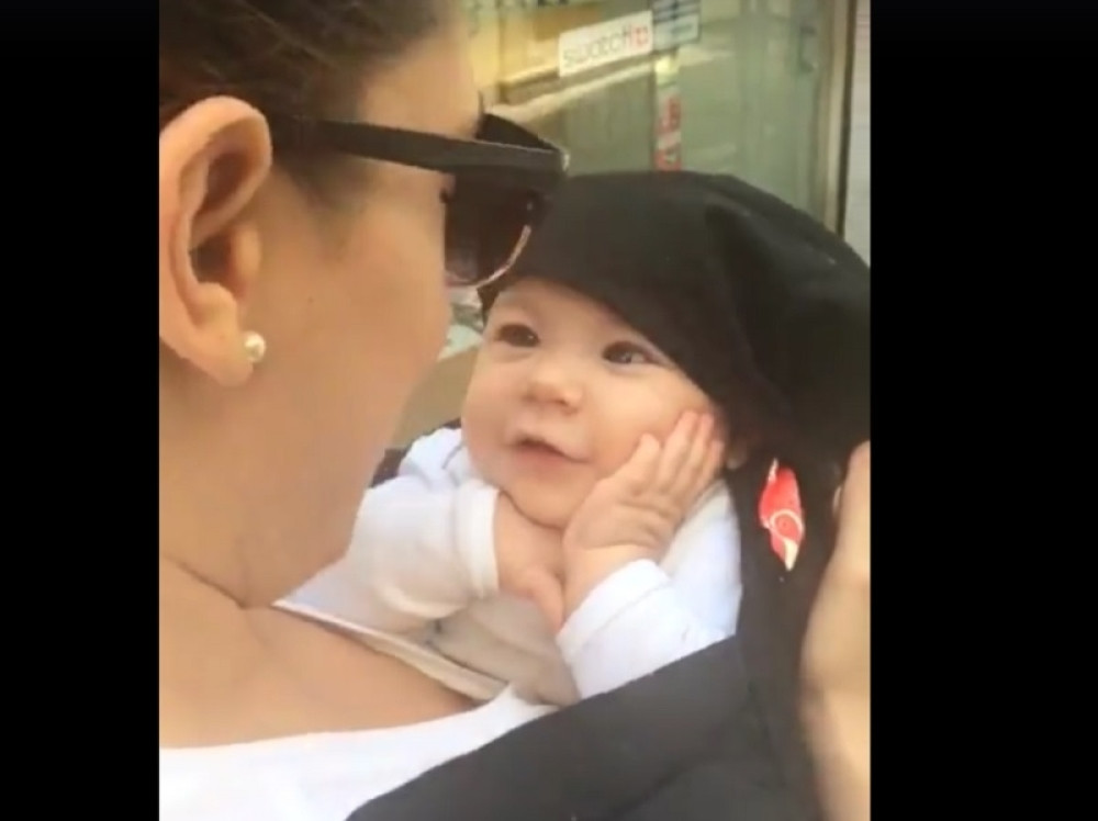 Ova beba je zaljubljena u svoju mamu (VIDEO)
