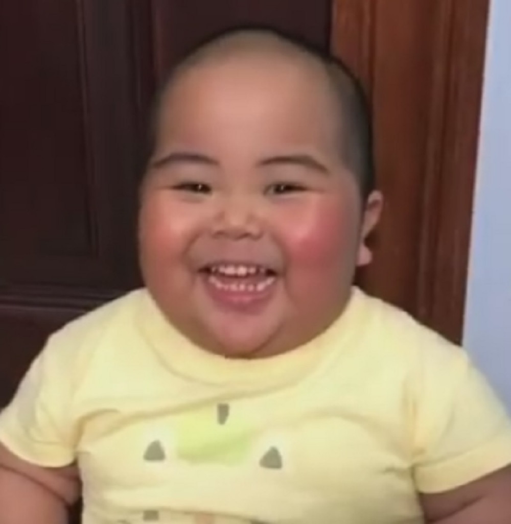 Vrištaćete kada čujete smeh ovog bucka (VIDEO)