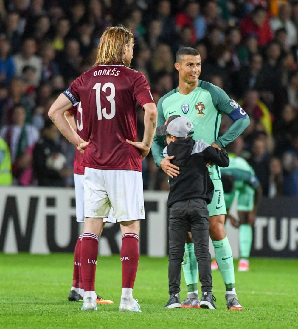 Mališan uleteo na teren, a Ronaldova reakcija oduševila svet (VIDEO)