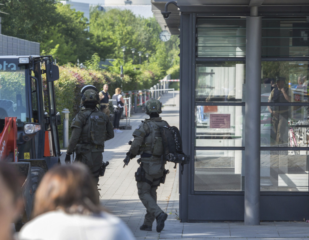 Oteo pištolj policajki, pa joj pucao u glavu!