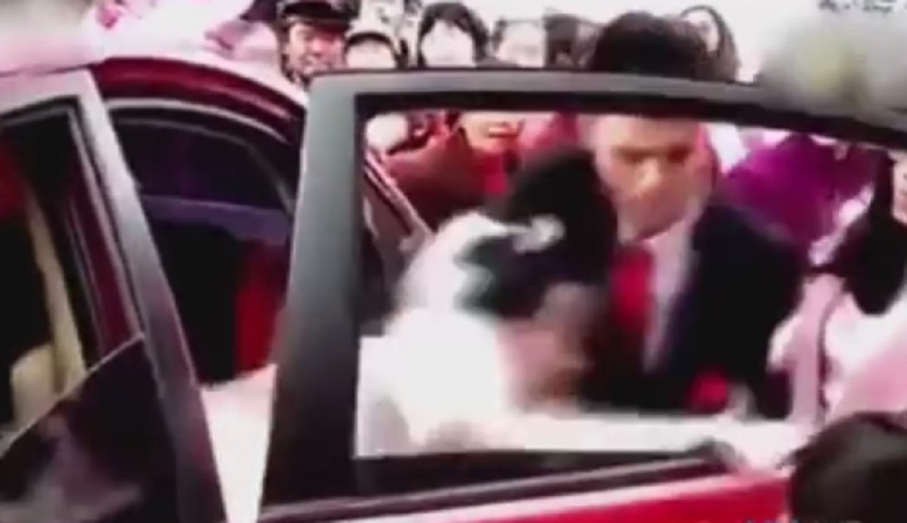 Mlada odbijala da izađe iz kola, a razlog je neverovatan! (VIDEO)