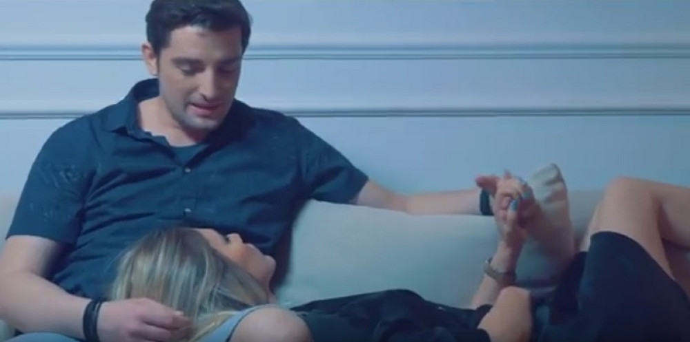 Pobednik "Zvezda Granda" grli atraktivnu plavušu! (VIDEO)