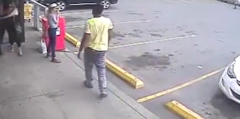 Devojčica pričala sa mladićem, a onda im je prišla ona (VIDEO)