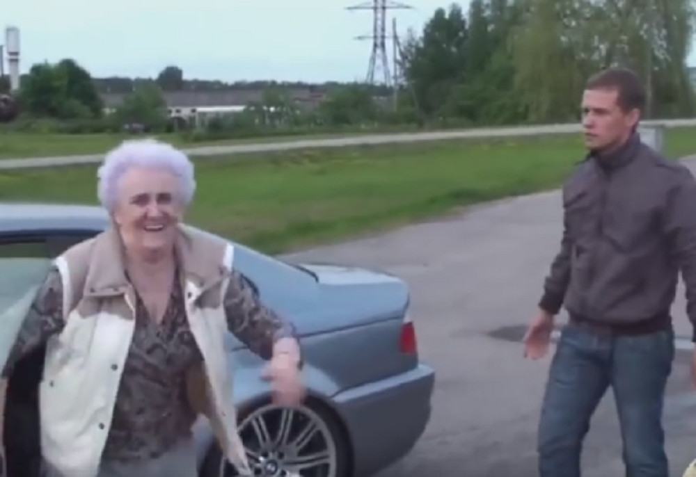 Ide baba fićom i udari u ležećeg policajca...