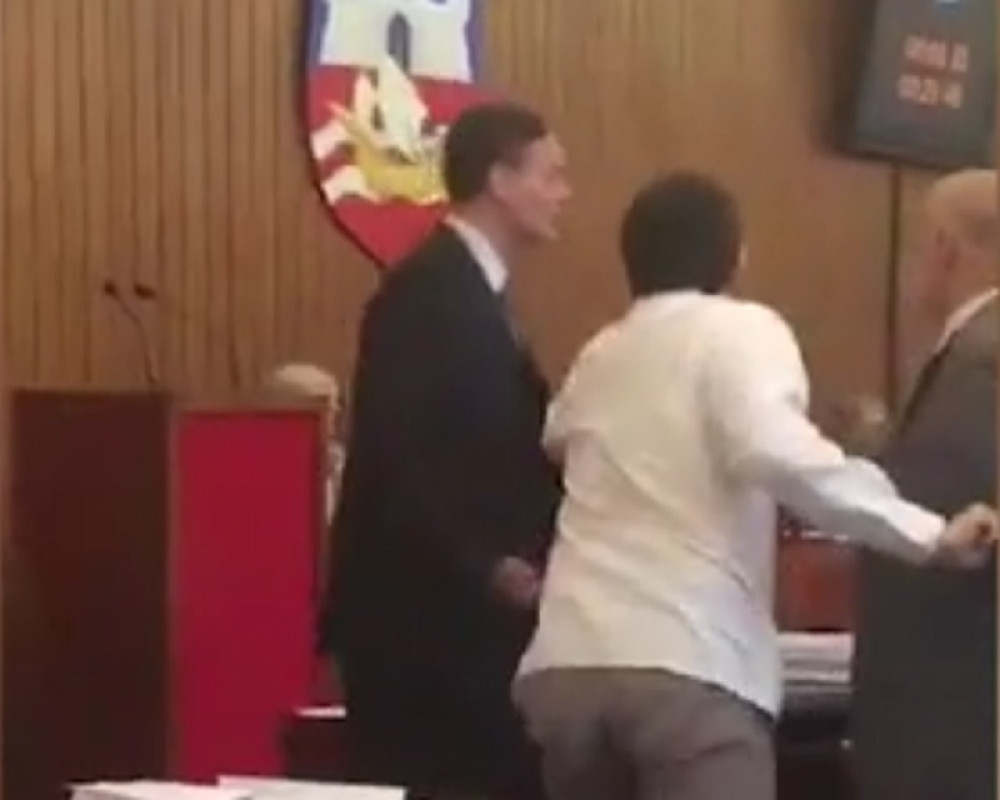 Odbornik DS nasrnuo na člana SNS