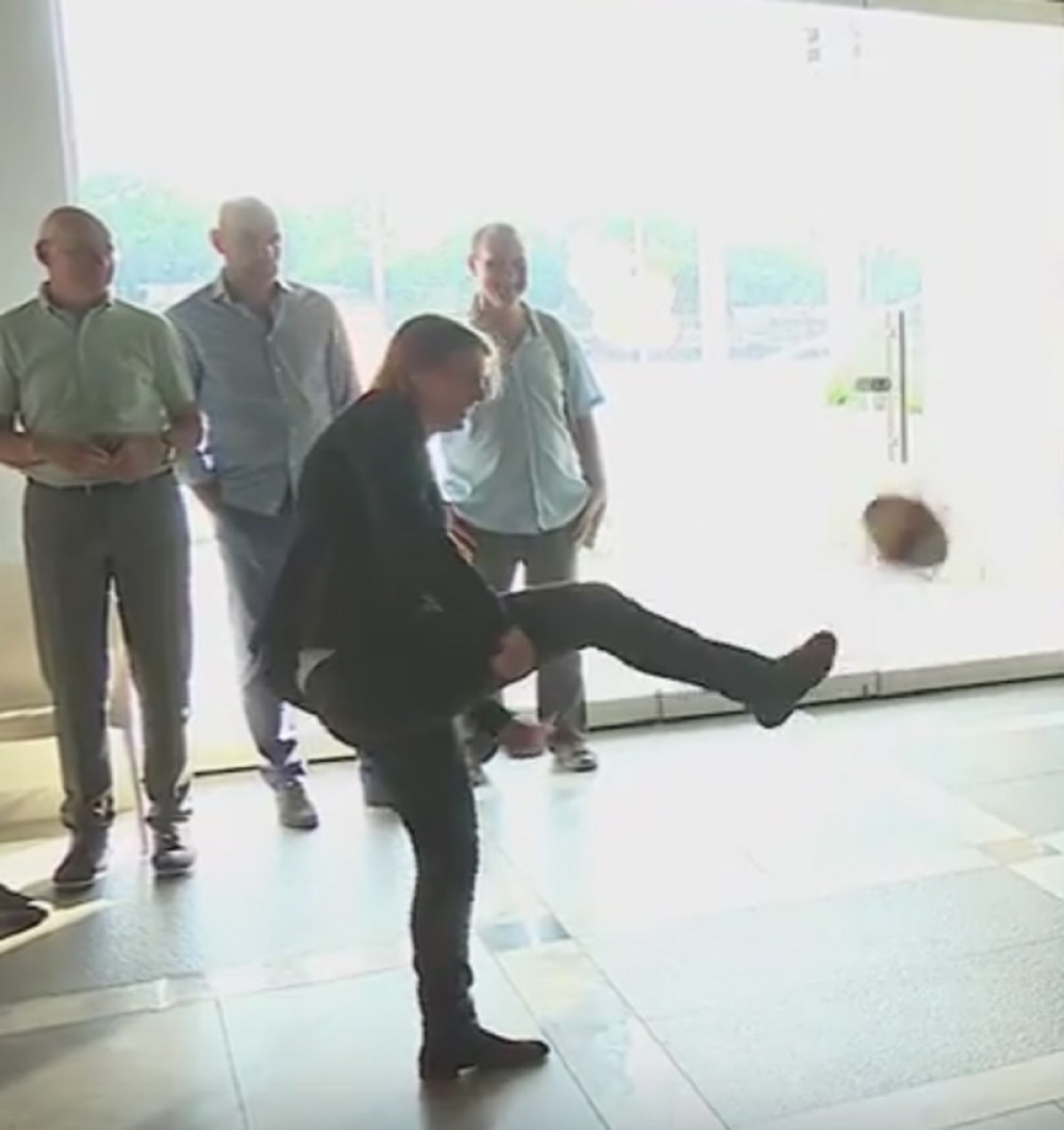 Ovako nova premijerka barata loptom (VIDEO)