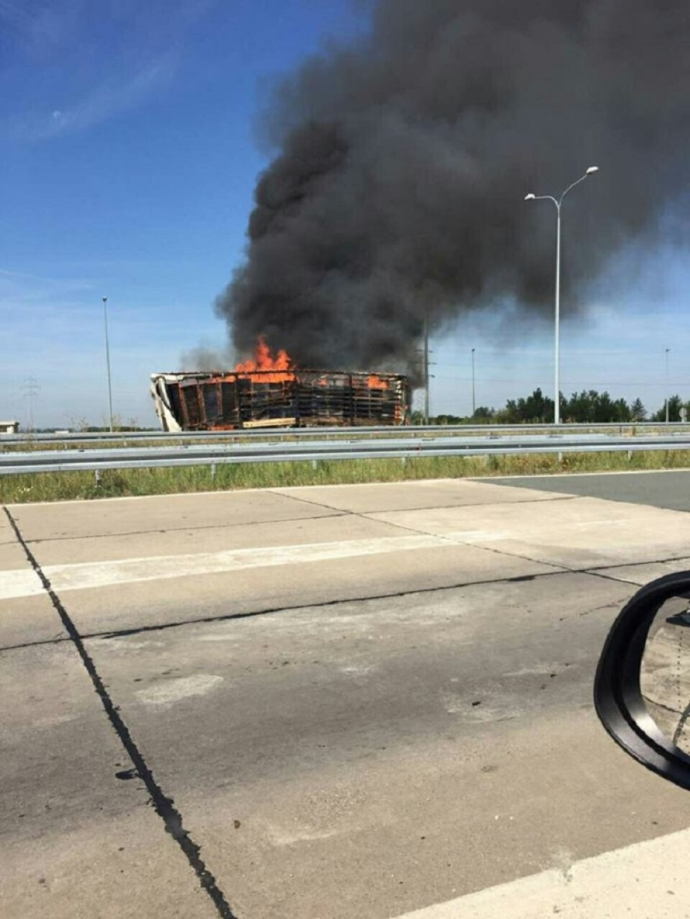 Zapalio se kamion na auto-putu (FOTO)