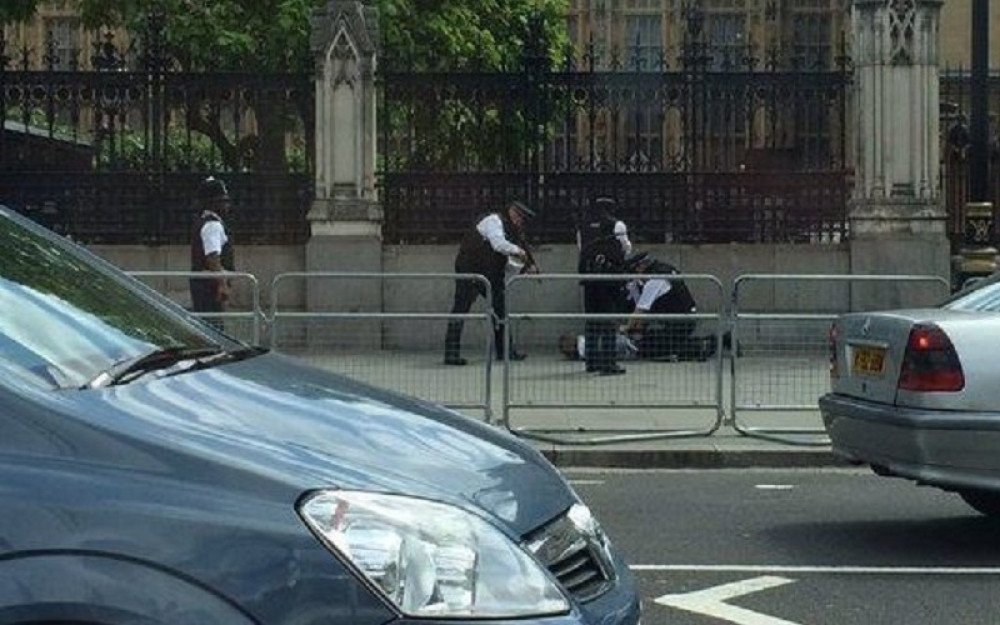 Nožem vitlao ispred britanskog parlamenta (FOTO)