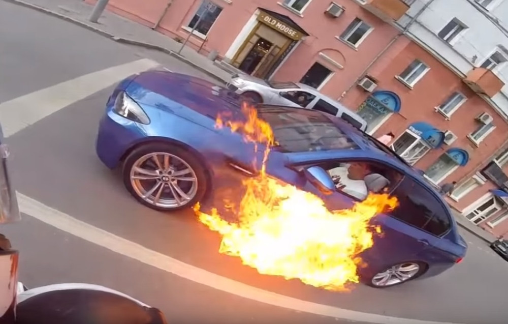 Zapalio se u toku vožnje, a vozač je uradio nešto neverovatno! (VIDEO)