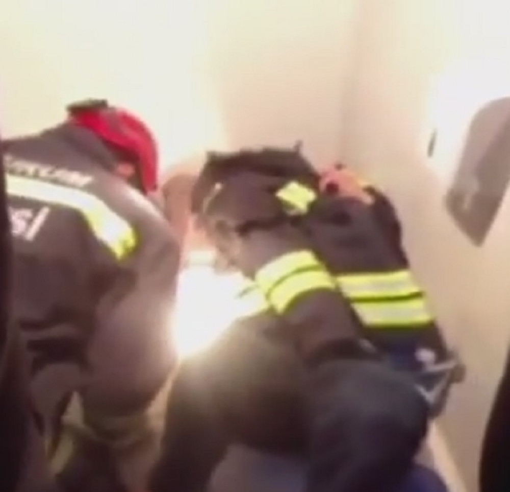 Gurnuo ruku u otvor čučavca (VIDEO)