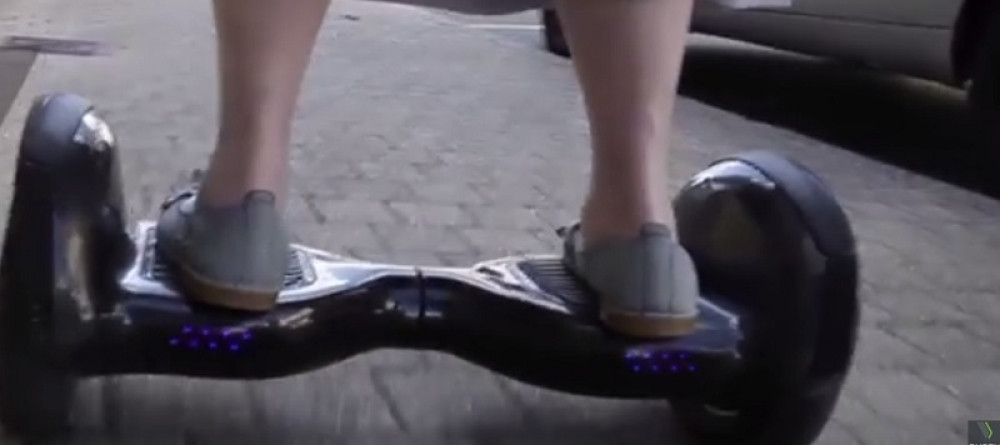 Opatica "zuji" na hoverbordu (VIDEO)