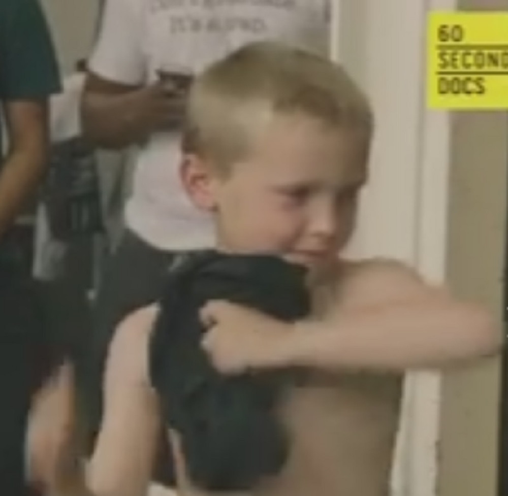 Ima šest godina i već diže tegove (VIDEO)