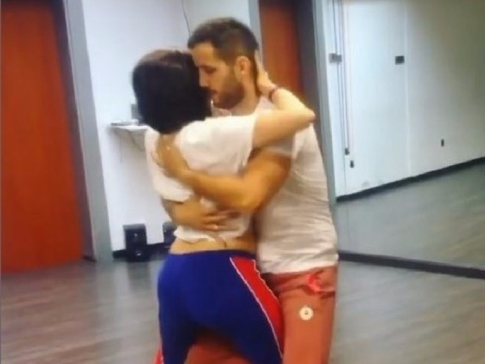 Srpska pevačica u vreloj akciji sa zgodnim muškarcem! (FOTO)