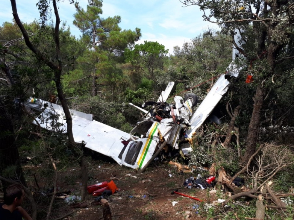 Mali avion udario u planinu, policija pronašla tela pilota, putnika i deteta!