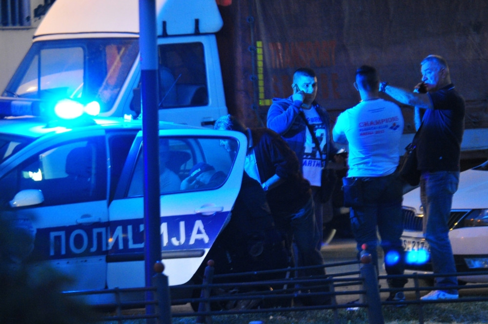 Mladić u taksiju upucan u grudi