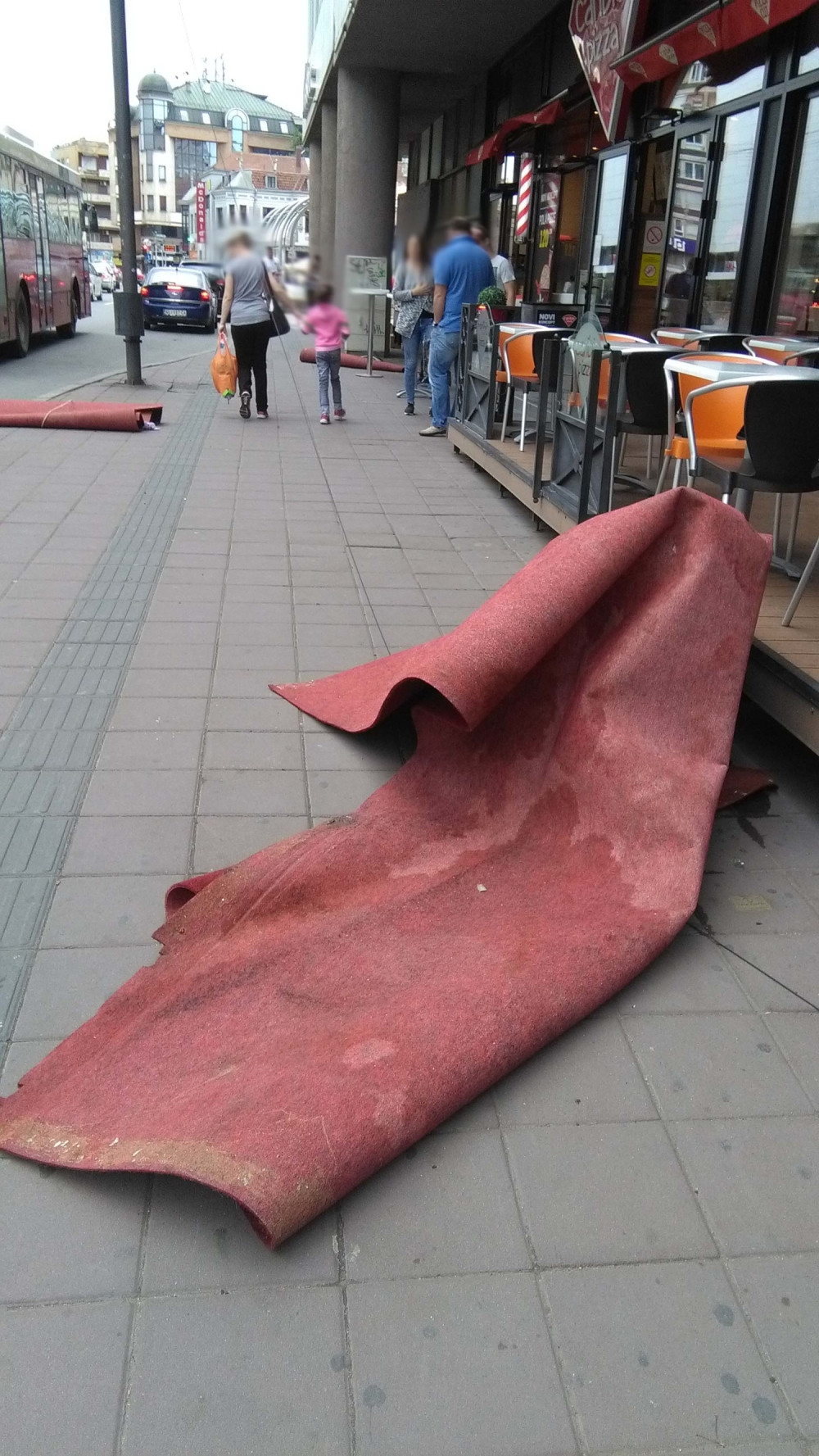 Ženu umalo ubio itison koji joj je sa zgrade pao na glavu! (FOTO)