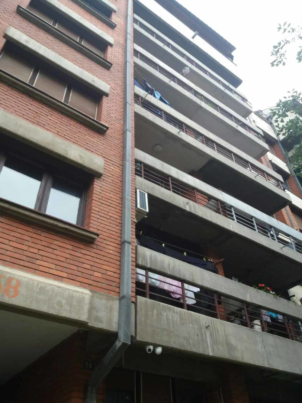 Momak pao sa šestog sprata!