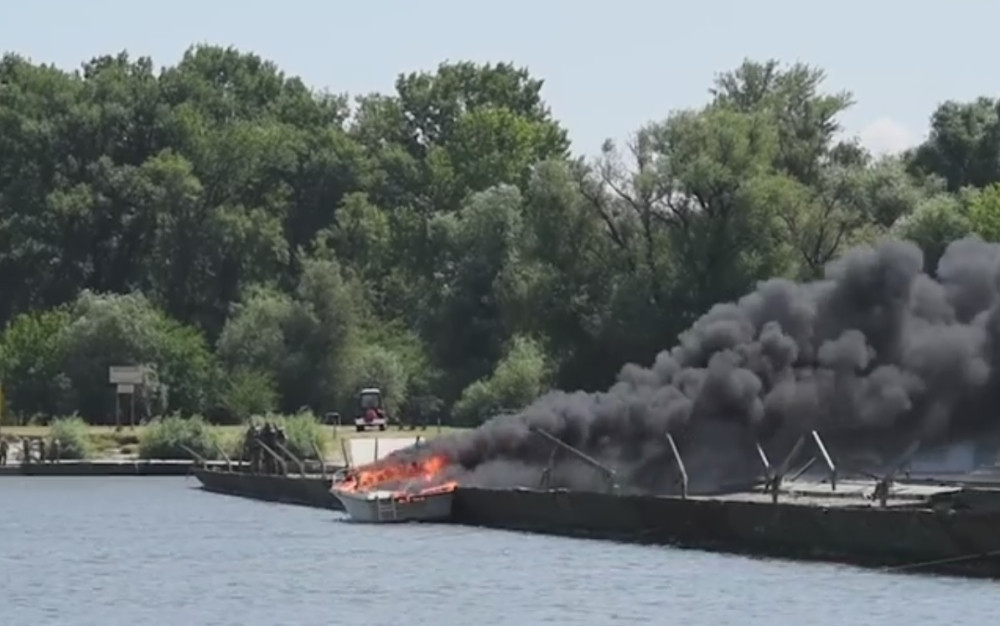 Izgoreo čamac, čovek skočio u vodu da se spase