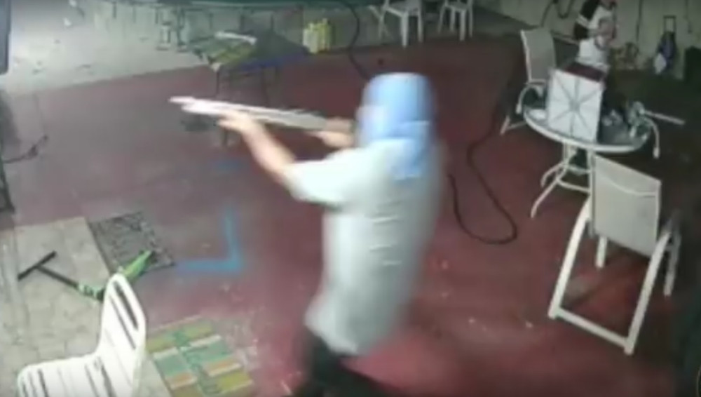 Naoružani pokušali da opljačkaju kuću, pa zažalili (VIDEO)