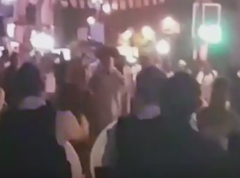 Masovna tuča posle žurke, ne zna se ko koga bije (VIDEO)