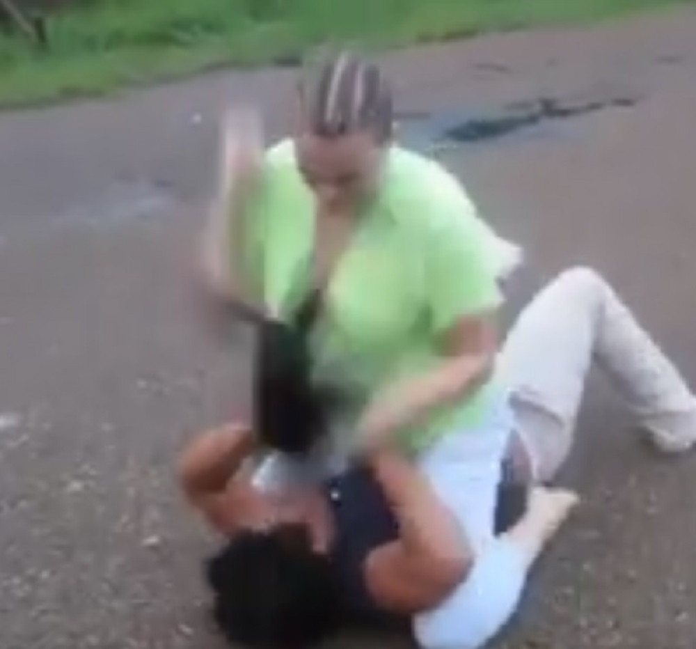 UZNEMIRUJUĆE~Brutalna tuča dve žene kakvu niste videli do sada (VIDEO)