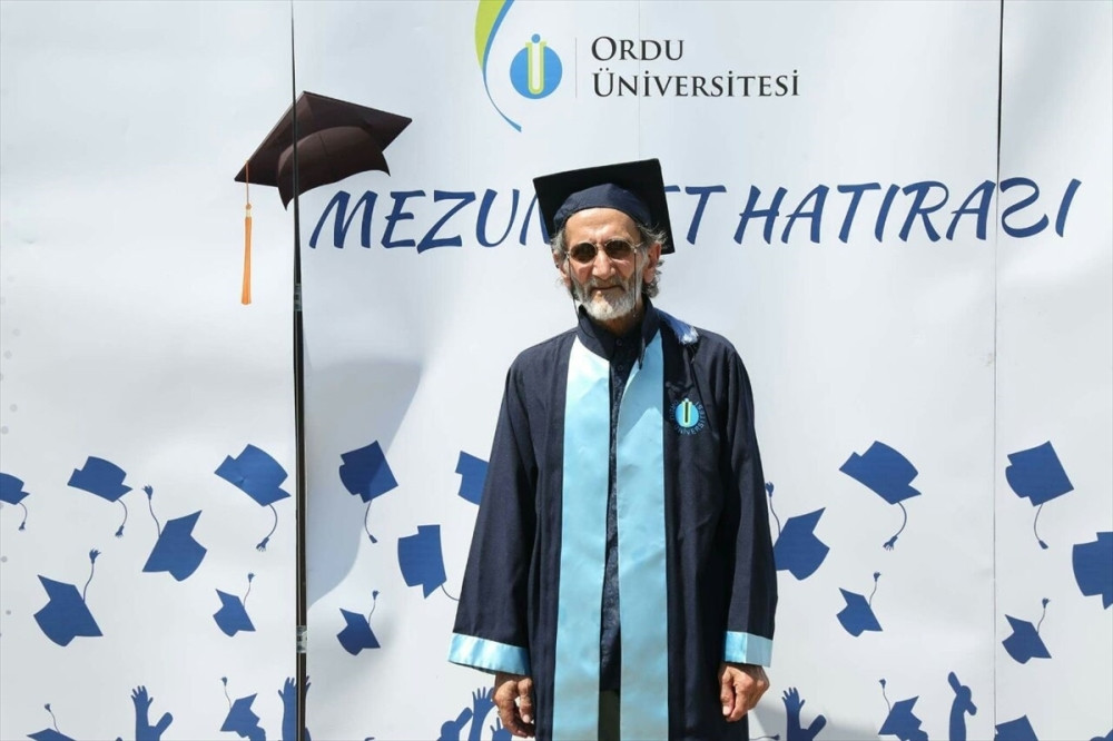 Zaradio penziju, vratio se u domovinu i diplomirao u 70. godini