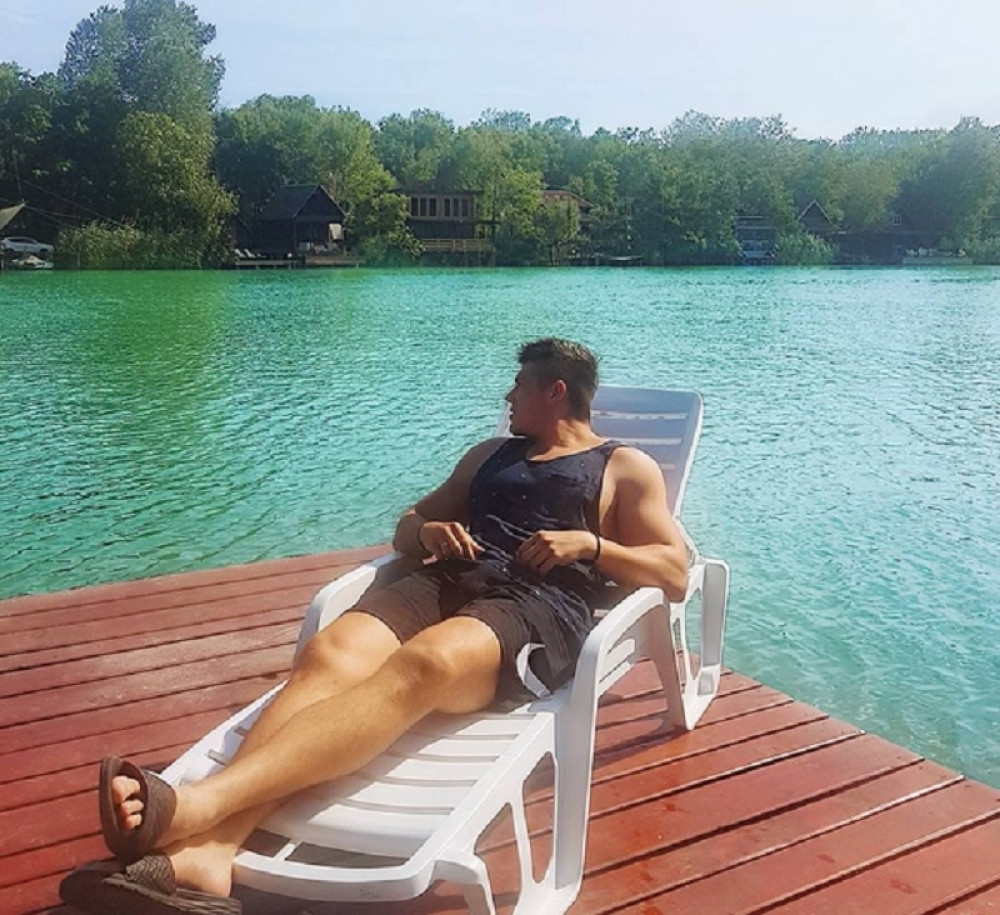 Folk pevač usred juna drži okićenu jelku u stanu! (FOTO)