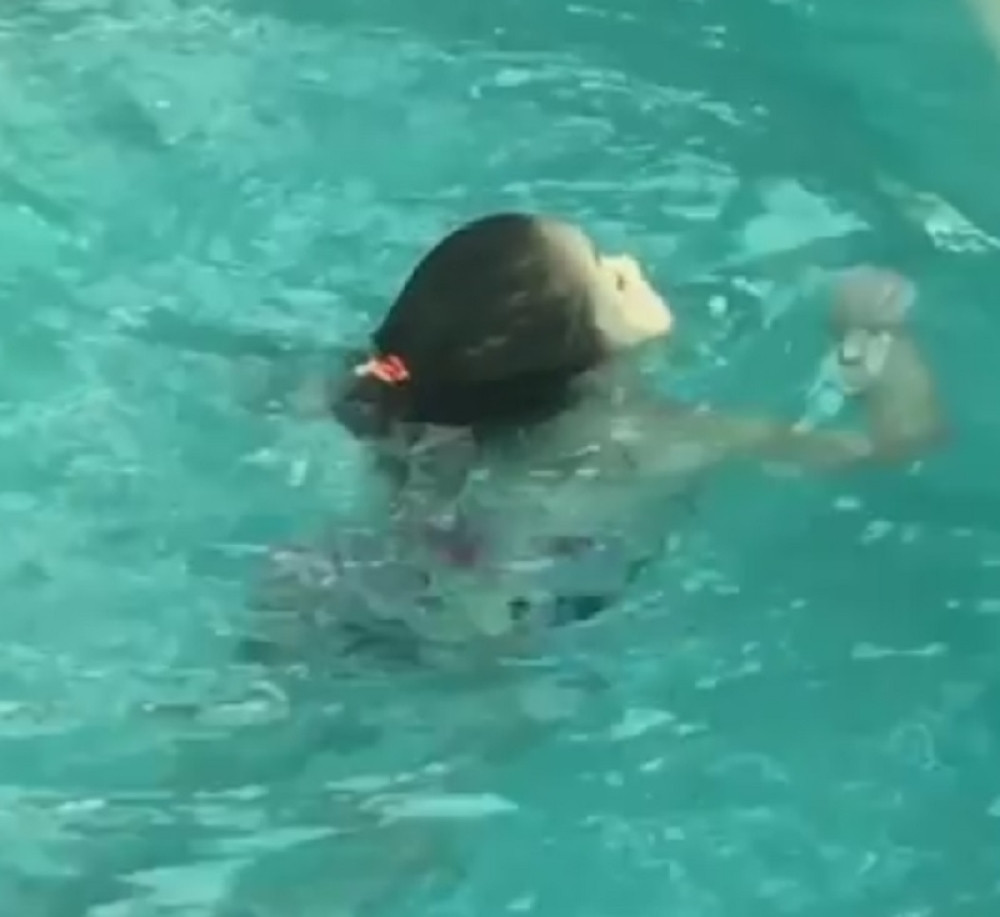 Jovana učila dete da pliva, evo kako se završilo! (VIDEO)