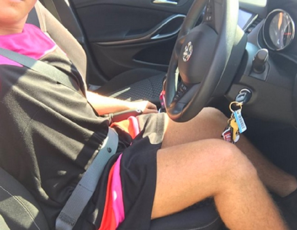 Oterali ga sa posla zbog šortsa, ovako im se osvetio (FOTO)